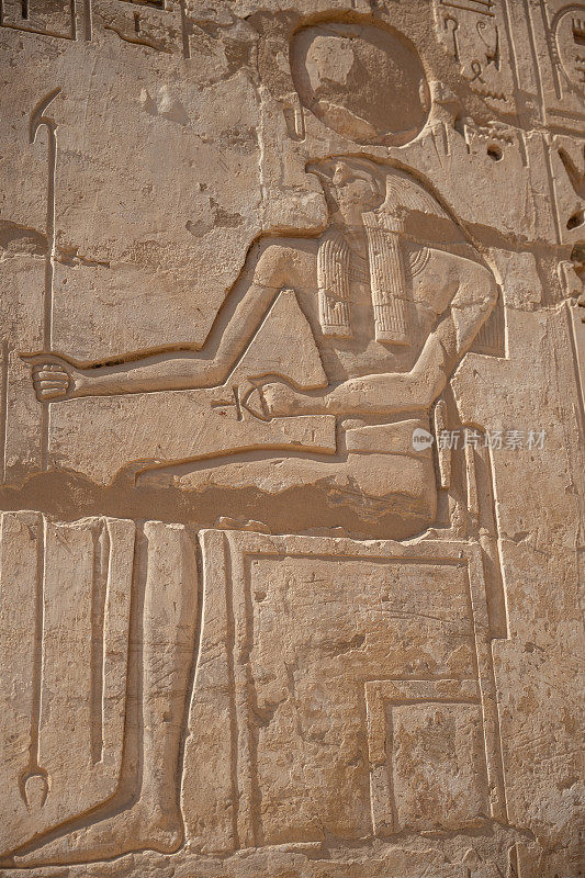详细的雕刻和象形文字在Medinet Habu寺庙，神Ra